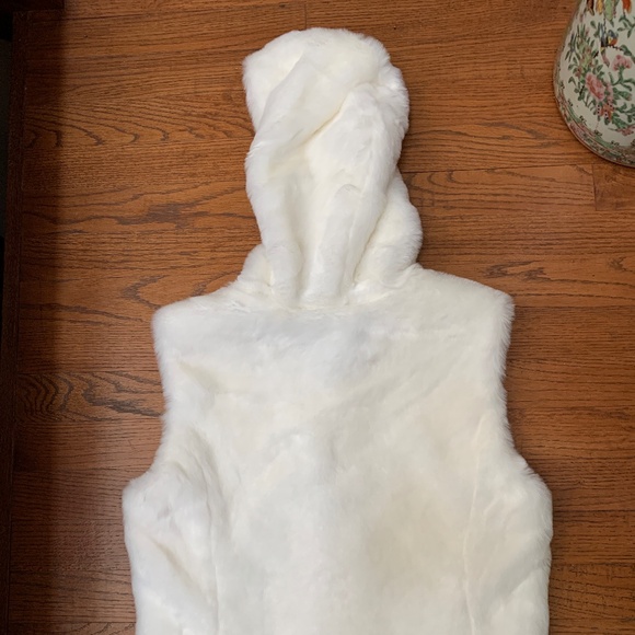 Express - Women’s Faux Fur Hooded Vest - Picture 4 of 5